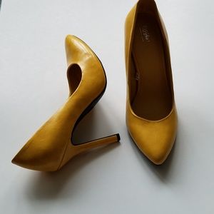 High heeled pumps